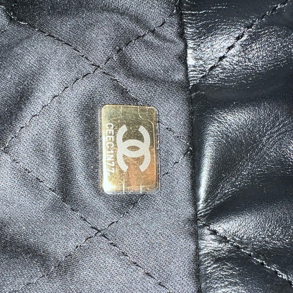 CHANEL BLACK LEATHER MINI 22 bag with original everything incl shopping bag. - Picture 4 of 8